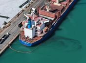 Empresa é multada em R$ 45 mil por contaminar o mar com subproduto do petróleo no Porto de Maceió