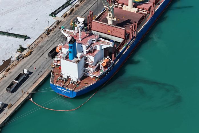 Empresa é multada em R$ 45 mil por contaminar o mar com subproduto do petróleo no Porto de Maceió