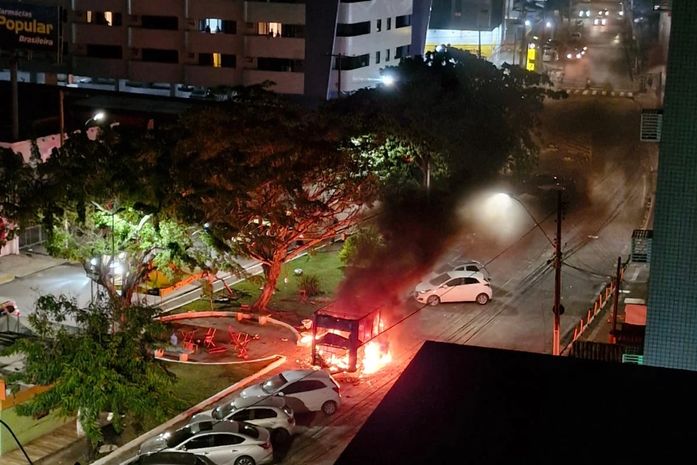 Trailer de lanches fica destruído após incêndio, na Pajuçara