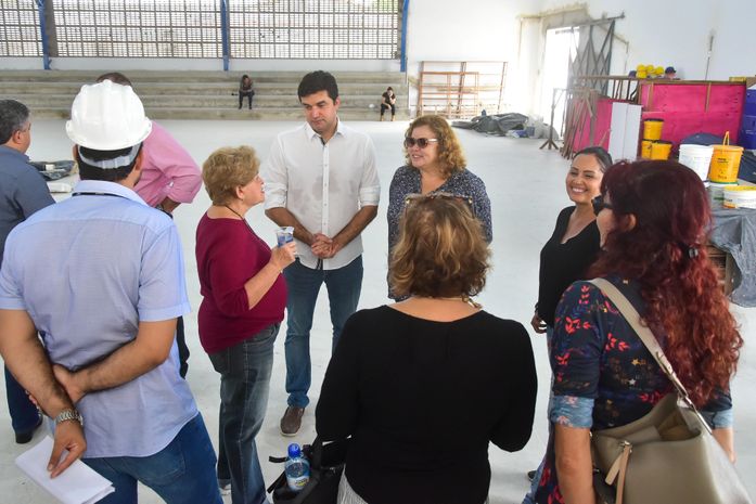 Prefeito vistoria obras de complexo esportivo em escola na Levada