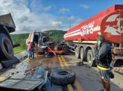 Vídeo: Colisão entre duas carretas provoca interdição na ponte de Satuba; condutor fica ferido