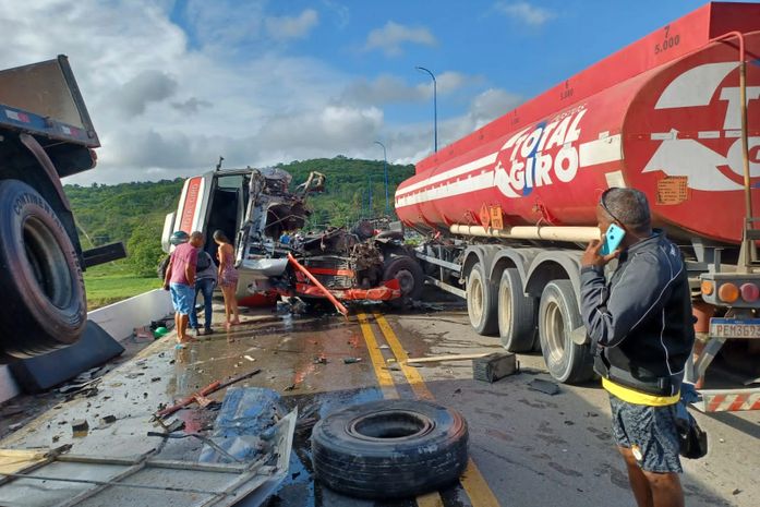 Vídeo: Colisão entre duas carretas provoca interdição na ponte de Satuba; condutor fica ferido