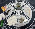 PM prende suspeitos e apreende drogas, arma e motocicleta