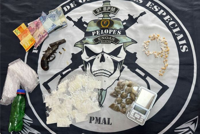 PM prende suspeitos e apreende drogas, arma e motocicleta