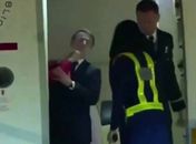 Macron é agredido pela esposa no rosto: “Briguinha de casal”; vídeo