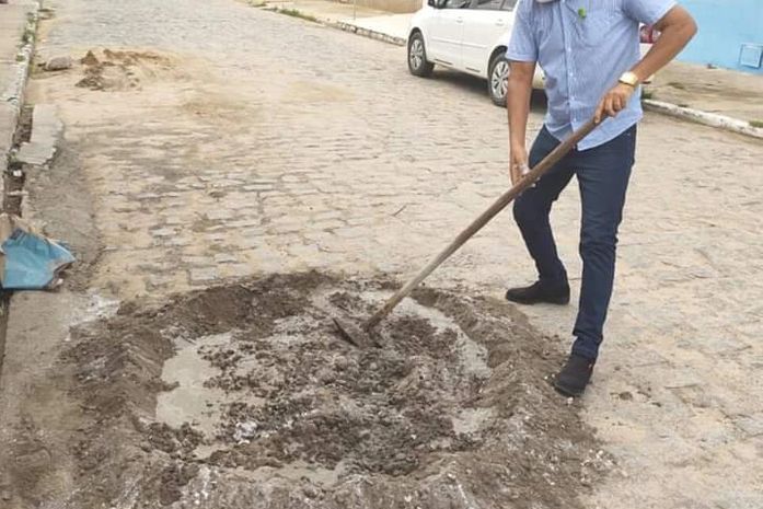 Vereador coloca “mão na massa” e tapa buracos nas ruas de Arapiraca