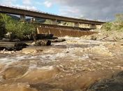 Barragem do Rio Ipanema "sangra" e anima sertanejos de Alagoas e Pernambuco