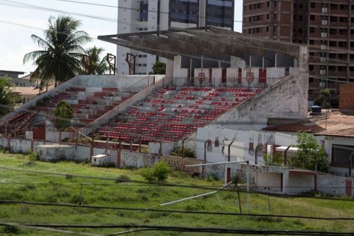 Abandonado, antigo Estádio do CRB preocupa moradores na Pajuçara