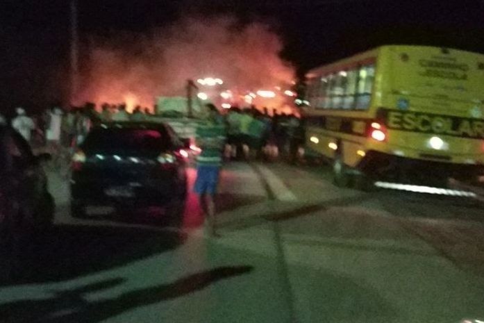 Manifestação levou mais de quatro horas com rodovia fechada