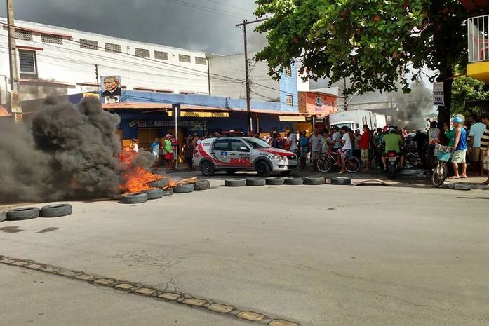 Ambulantes protestam contra mudança de local da feirinha do Tabuleiro