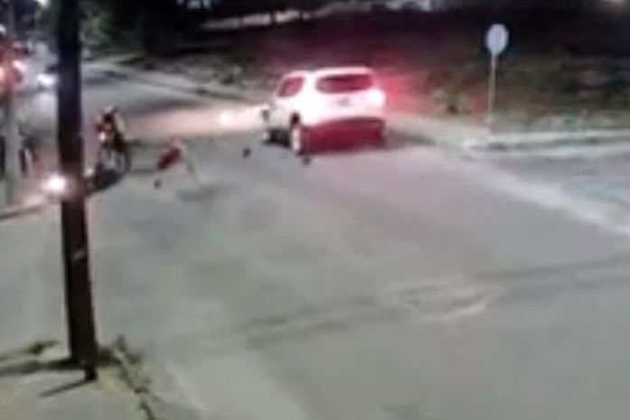 Vídeo mostra momento em que motociclista é arremessado após colisão em Penedo