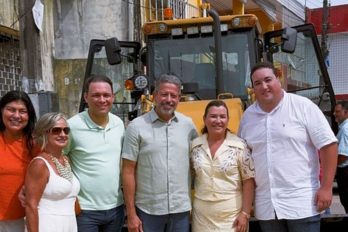 Arthur Lira participa de festejos dos 389 anos de Porto Calvo e entrega retroescavadeira ao município