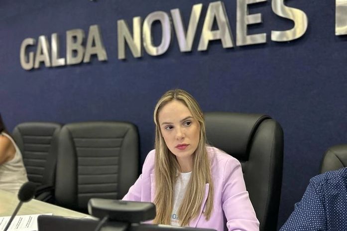 PL de vereadora Olívia Tenório que dá prioridade para filhos estudarem na mesma escola em que pais trabalham é aprovado