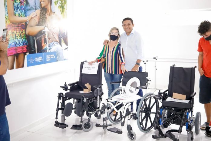 Prefeito Júlio Cezar entrega aparelhos ortopédicos para pacientes do Credefipi