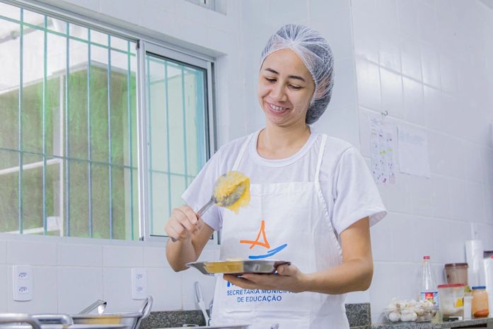 Merendeira de Maceió concilia trabalho em CMEI com curso superior de Nutrição
