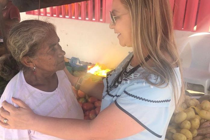 Santana Mariano visita feirinha da cidade