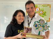 Ricardo Nezinho recebe homenagem de alunos responsáveis por produção de livro em alusão aos 100 anos de Arapiraca
