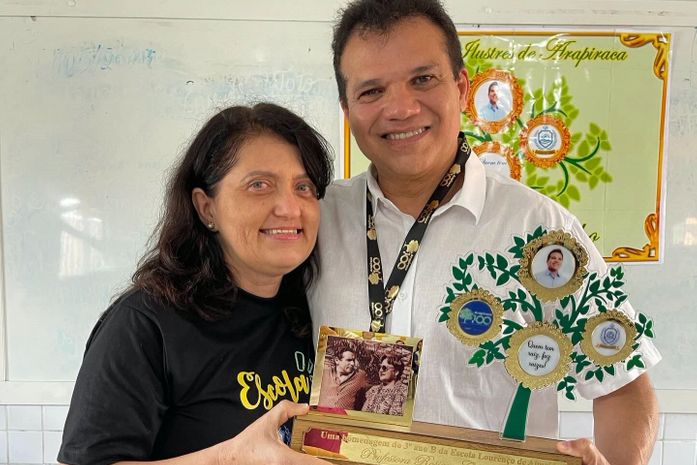 Ricardo Nezinho recebe homenagem de alunos responsáveis por produção de livro em alusão aos 100 anos de Arapiraca