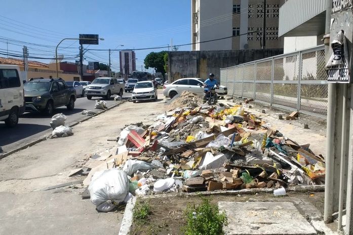 Lixo foi descartado de forma irregular