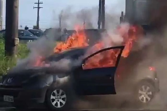 Veículo pega fogo em trecho da Avenida Menino Marcelo, parte alta de Maceió