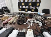 Celulares, carregadores, drogas e espetos são apreendidos em celas durante operação no sistema prisional de Alagoas