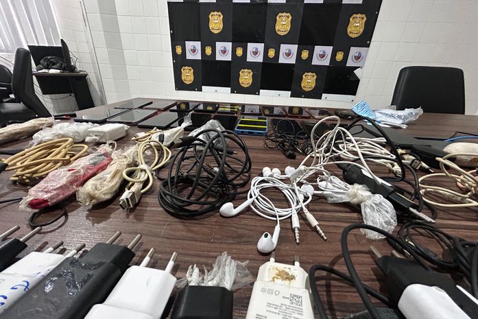 Celulares, carregadores, drogas e espetos são apreendidos em celas durante operação no sistema prisional de Alagoas