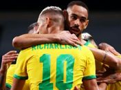 Jogadores comemoram gol