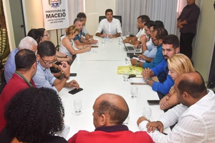 Reunião entre o prefeito e representantes sindicais