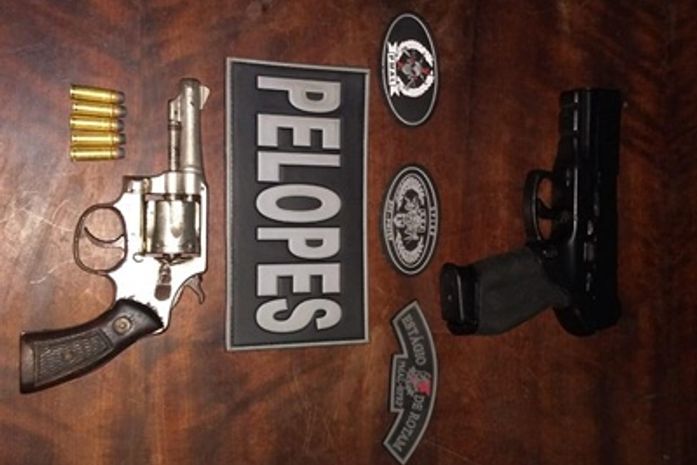 Armas foram apreendidas com a menor.