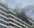 Incêndio atinge andar de prédio à beira-mar na Ponta Verde; veja vídeo