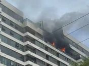 Incêndio atinge andar de prédio à beira-mar na Ponta Verde; veja vídeo