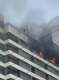 Incêndio atinge andar de prédio à beira-mar na Ponta Verde; veja vídeo