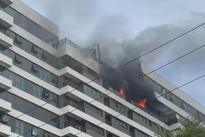 Incêndio atinge andar de prédio à beira-mar na Ponta Verde; veja vídeo