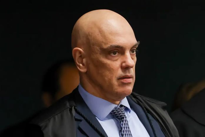 Em decisão, Moraes cita "eventual tentativa de fuga" de Bolsonaro