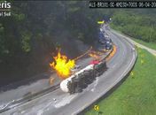 Carreta com combustível tomba, pega fogo e interdita BR-101 na Grande Florianópolis
