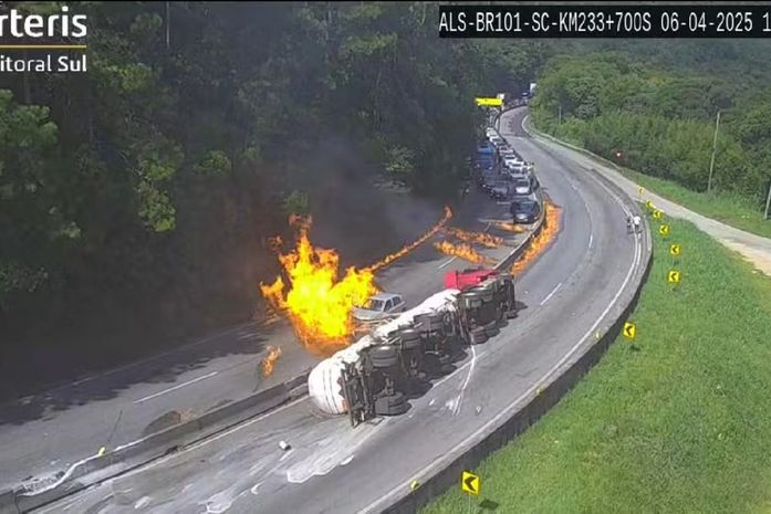 Carreta com combustível tomba, pega fogo e interdita BR-101 na Grande Florianópolis