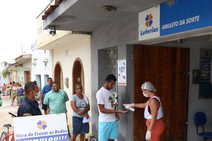Prefeitura realiza mutirão preventivo em combate ao coronavírus nas agências bancárias e supermercados