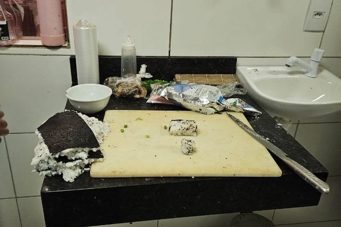 Insalubridade: casa especializada em sushi é interditada pela Vigilância Sanitária, na Serraria