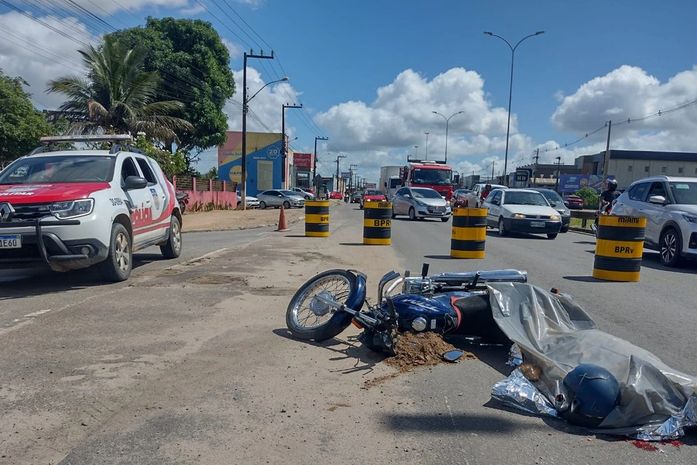 Motociclista é atropelado e morto por caçamba ao se desviar de contenção em frente ao 3o BPM em Arapiraca