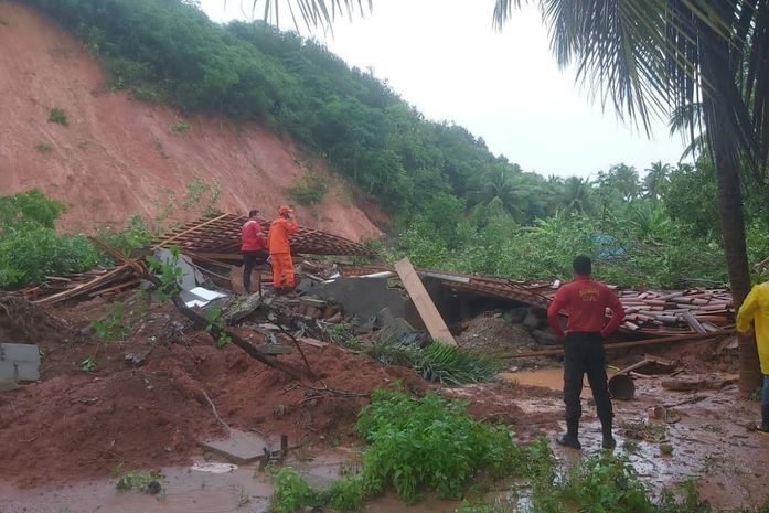 Idoso morre soterrado após deslizamento de barreira sobre residência no Pontal de Coruripe