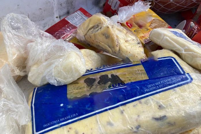 Fiscalização apreende 175 kg de alimentos estragados e fora da validade na capital