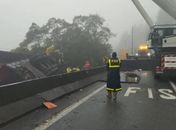 Carreta tomba sobre van que transportava atletas e deixa ao menos 6 mortos no PR