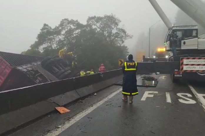Carreta tomba sobre van que transportava atletas e deixa ao menos 6 mortos no PR