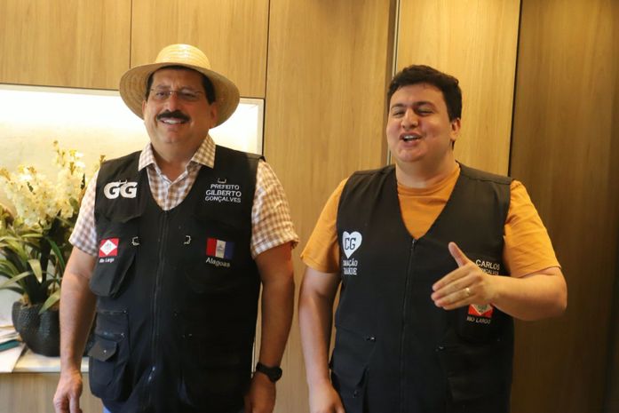 Prefeito Gilberto e Secretário Carlos Goncalves celebram compromisso com o servidor completando 12 meses de pagamento antecipado e décimo terceiro na conta