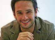 A jornal, Rodrigo Santoro nega namoro com Jennifer Lopez