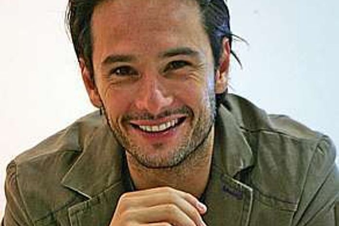 A jornal, Rodrigo Santoro nega namoro com Jennifer Lopez