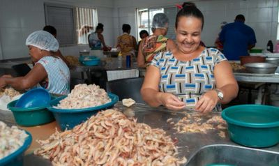 Fileteira de camarão tira sustento há 40 anos da orla do Jaraguá: “não troco meu trabalho por nenhum”