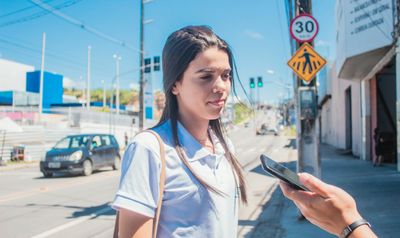 Moradora comemora faixa de pedestres e novo semáforo no Jacintinho