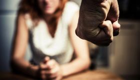 Mulher é agredida com pedaço de madeira na cabeça; companheiro é suspeito
