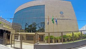 Justiça concede medida protetiva à prefeita de Barra de Santo Antônio em uma das primeiras decisões após entendimento do STF